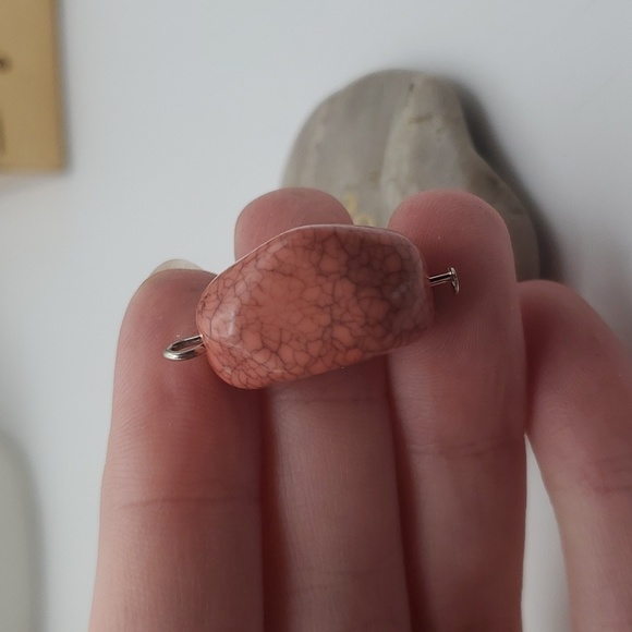 Faux howlite salmon pink gem pendant - Picture 1 of 2